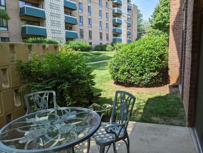 Building Photo - Lafayette Park Condominium | All Utilities Included | Pool, Tennis Court & Clubhouse