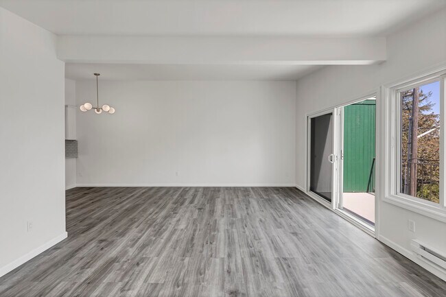 Building Photo - 10607 Des Moines Memorial Dr S