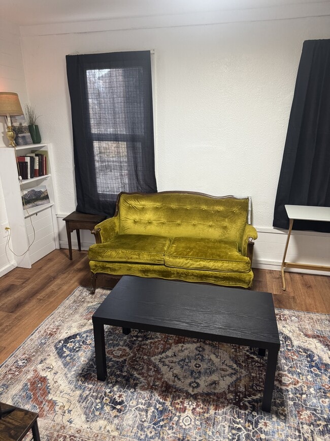 Building Photo - 1015 Pine Ave