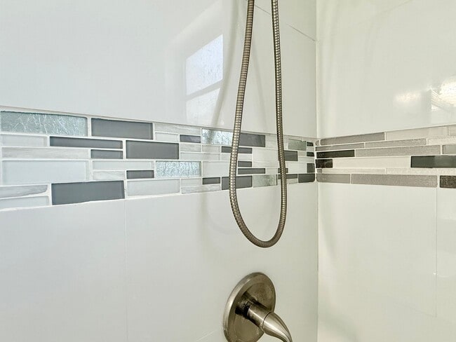 Building Photo - Relaxed Florida living at this 3Bedroom/ 2bath home in the Heart of Daytona Beach!