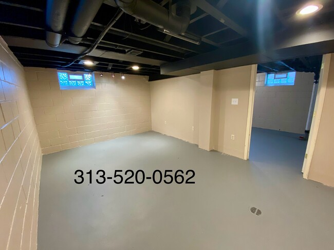 Building Photo - 15881 Manor