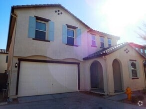 Building Photo - Naturally Well-Lit 4 bed/3 bath Single-Fam...