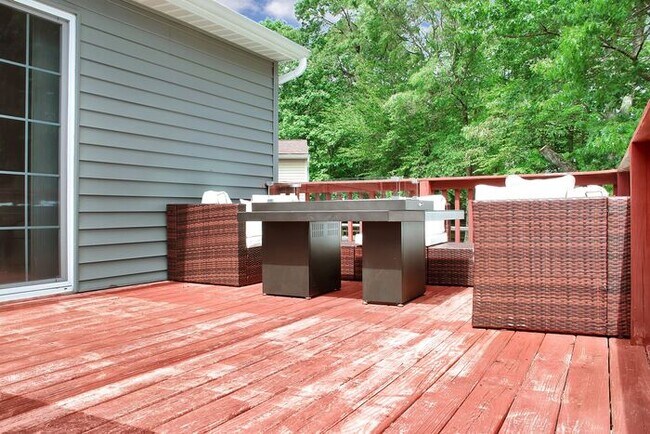 Building Photo - Charming 3-Bedroom, 2.5 Bath SFH with Fron...
