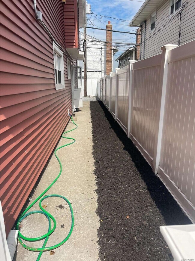 Building Photo - 623 E Park Ave