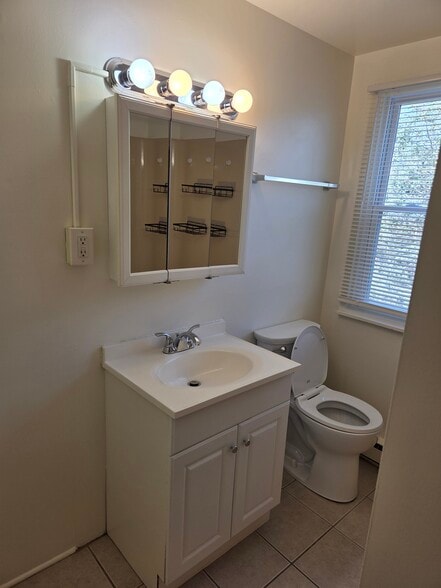 Clean and fresh bathroom - 496 Mercer Rd