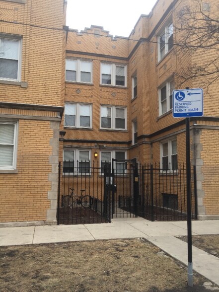 Primary Photo - 4425 W Fullerton Ave