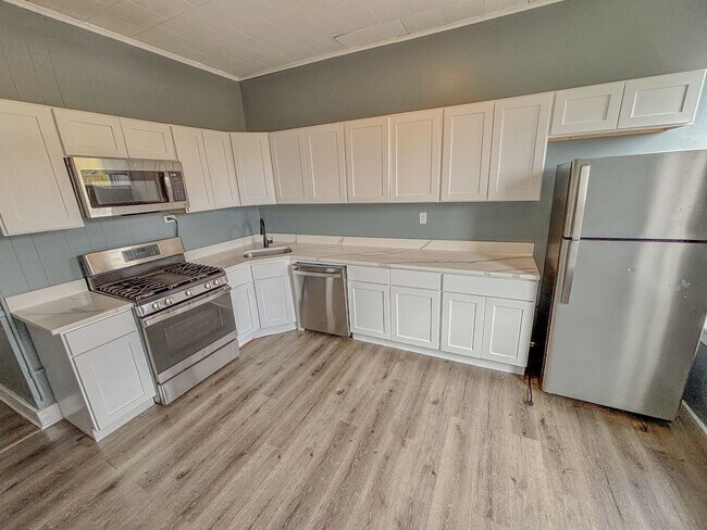 Building Photo - 204 1st St