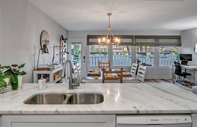 Building Photo - 661 Poinsettia Ave