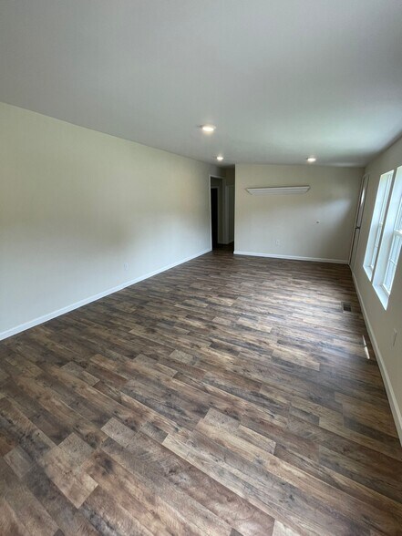Building Photo - 1745 Bridgewater Dr