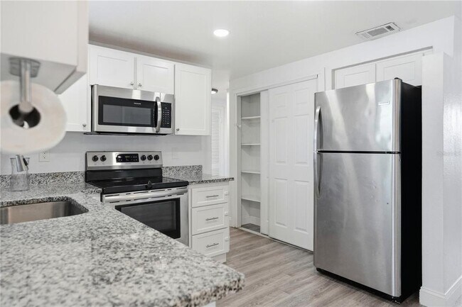 Building Photo - 3301 Rosefield Dr