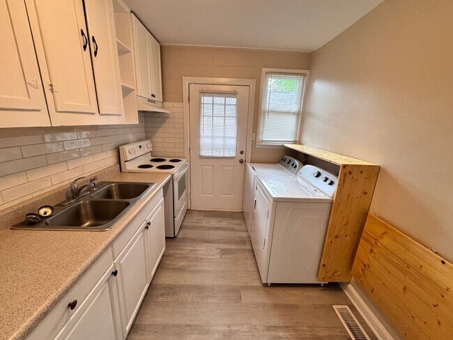 Building Photo - 2 Bed, 1 Bath Home w/ Garage
