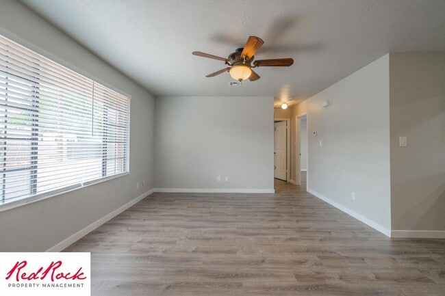 Building Photo - Remodeled 2 Bedroom Townhome. Pet Friendly!