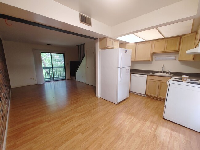 Primary Photo - 2 Bed/1 Bath Townhouse