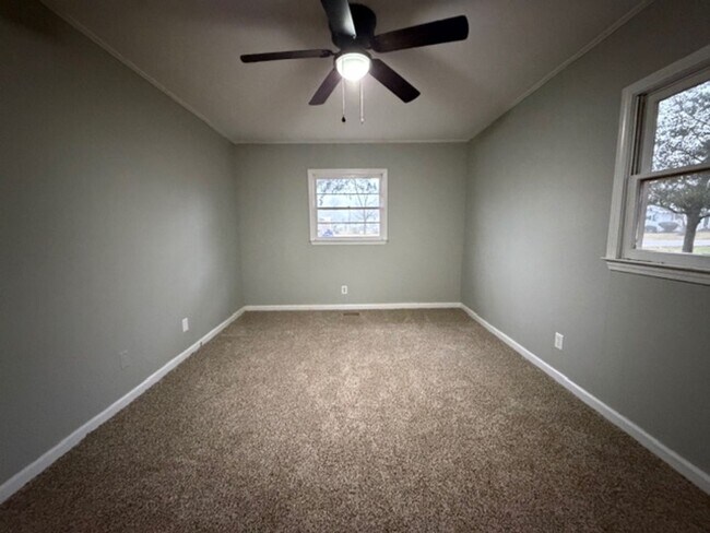 Building Photo - 3 Bedroom 2 Bath house with additional passthrough bedroom/ office