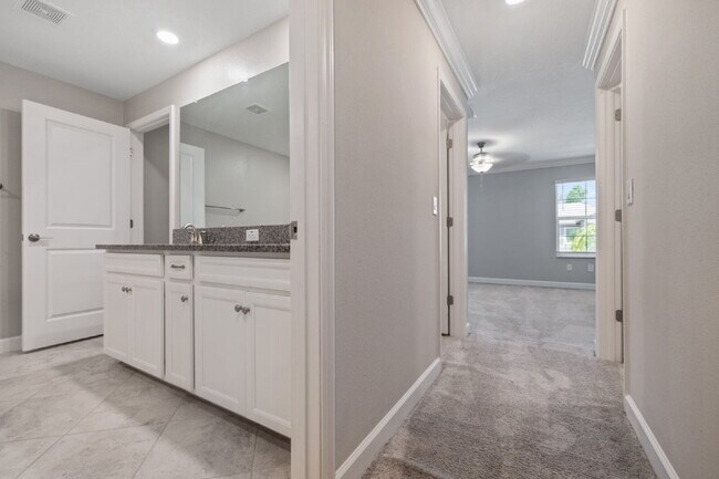 Building Photo - "Spacious 4-Bed Oasis with Granite Charm in Lutz!"In a gated community with 2 Cars garage