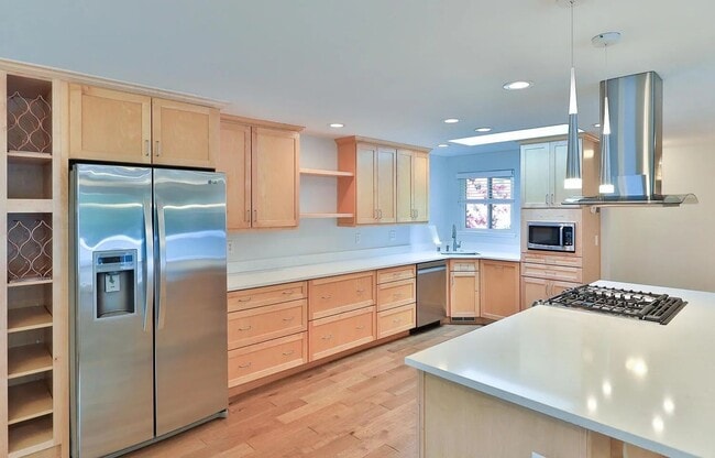 Building Photo - Remodeled Bellevue Home