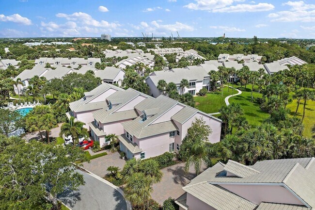 Building Photo - 2905 Fairway Dr N