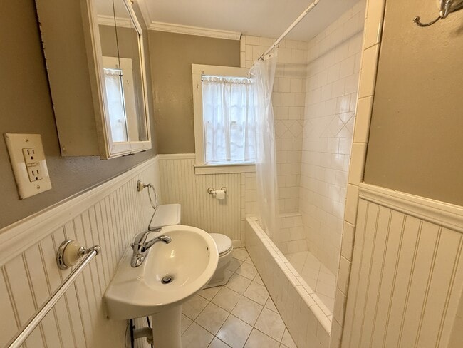 Building Photo - 405 Henderson St