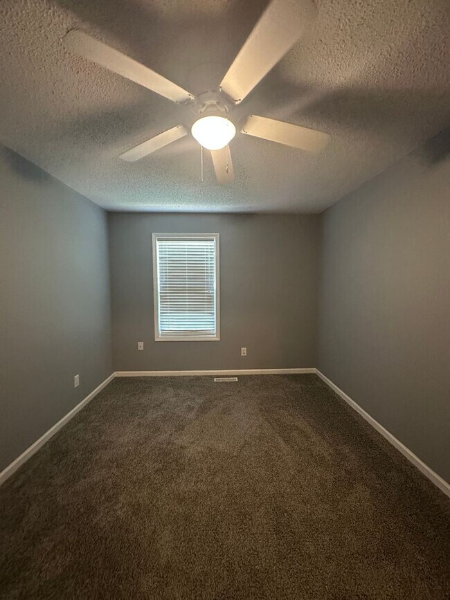 Building Photo - Briarwood West!  End Unit!