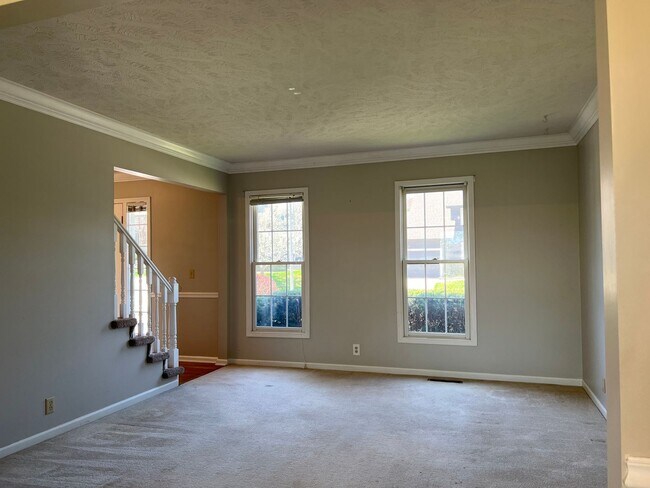Building Photo - Well-Located 4 Bedroom with Versatile Living Space!!