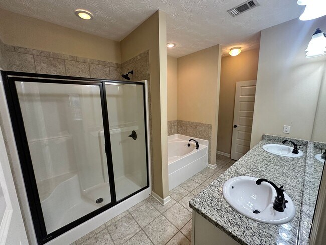 Building Photo - Towne House Living in the Center of the City! Call the office to schedule a tour!