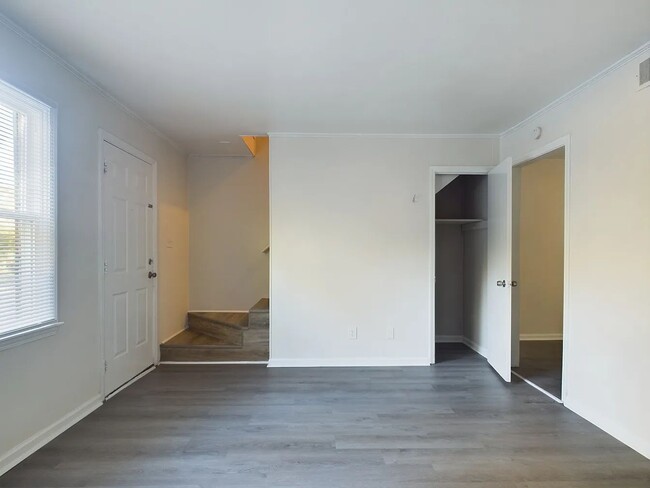 Building Photo - 622 Eastview Ct