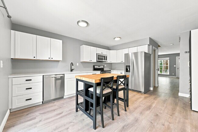 Building Photo - $2,470.95, 2 Bed, 2.5 bath Townhome in Centennial with in unit Laundry!