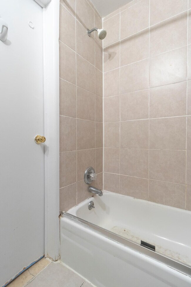 Building Photo - 1213 Park Ave