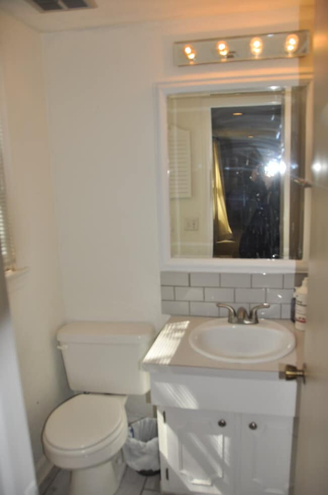 Building Photo - 836 S 131st St