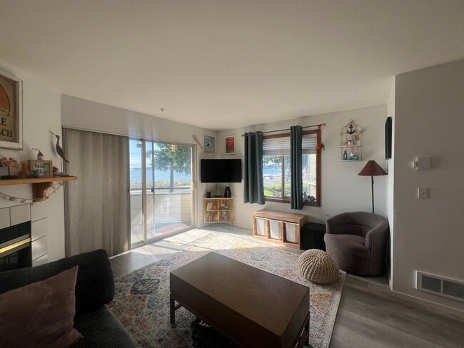 Building Photo - 2Bd 2Ba Waterfront Mariners Cove Condo in ...