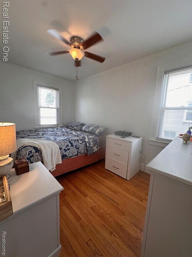 Building Photo - 122 W Houstonia Ave