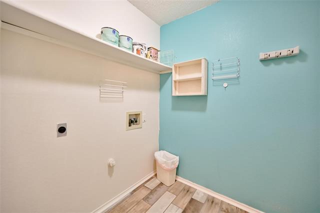 Building Photo - 907 Clear Creek Dr
