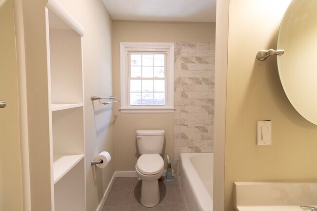 Building Photo - Charming Ranch Home with a great yard in Desirable Southwest Columbia