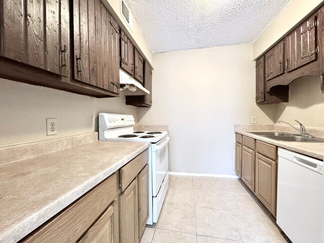Building Photo - 2 Bedroom Upstairs Condo Located off Perki...