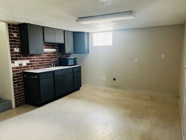 Building Photo - Beautiful home with spacious layout