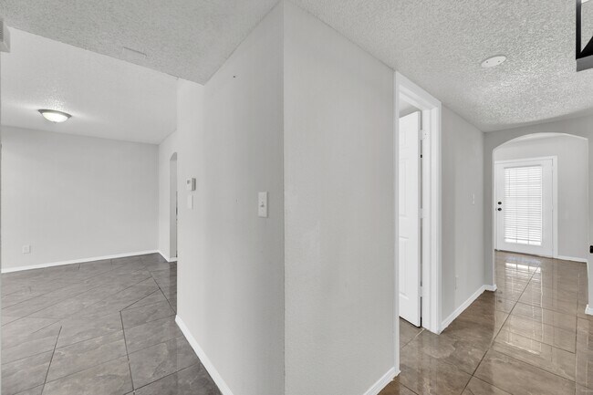 Building Photo - 10400 Valle Koki Dr