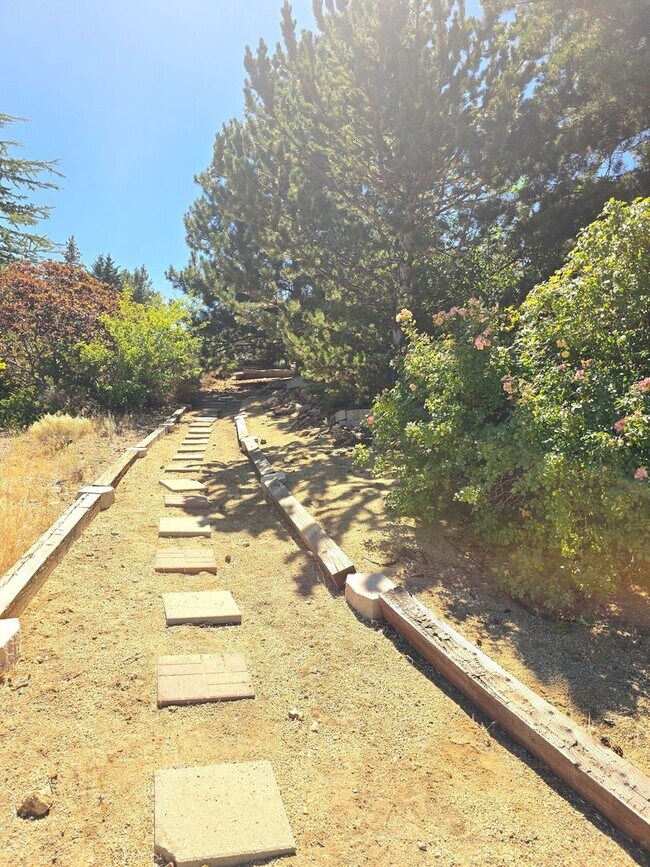 Building Photo - Spacious 5 Bedroom Home With Valley Views In SW Reno!