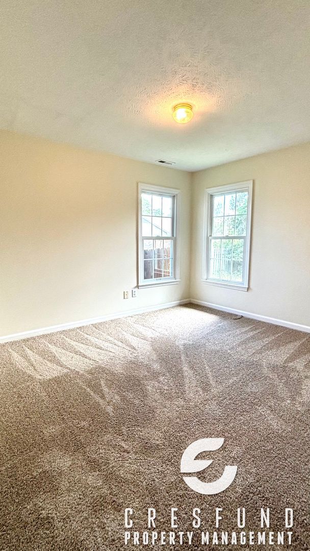 Building Photo - OVER 2000 SQ. FEET - Minutes Away from JAC...