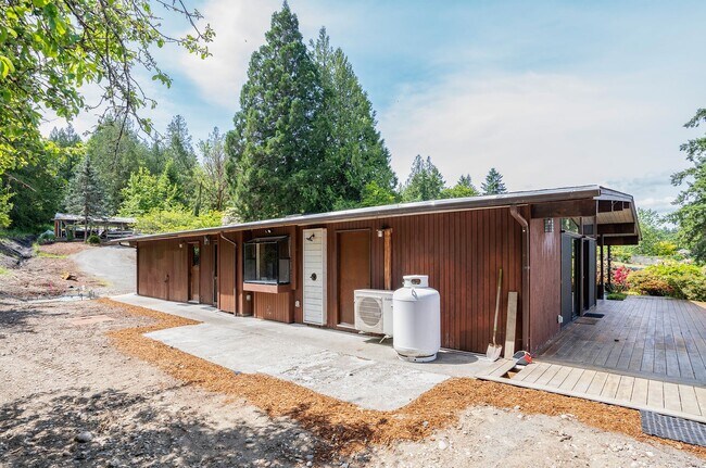 Building Photo - 3-Bed Waterfront Home in Vaughn
