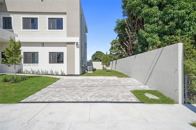 Building Photo - 4303 E 8th Ct