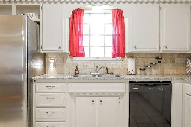 Building Photo - 1621 Kavel Dr