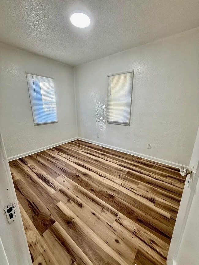 Building Photo - Charming, single-family, 4 bed / 1.5 bath home on W Pine St