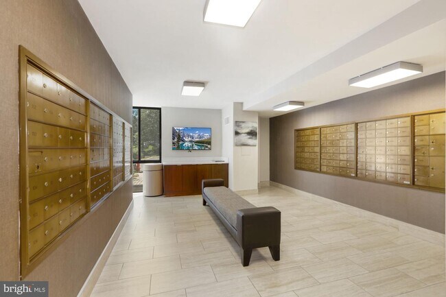 Building Photo - 2311 Pimmit Dr