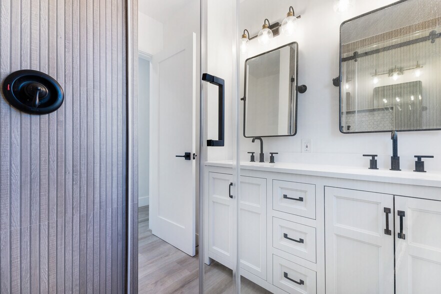 Building Photo - 205 Plymouth Dr