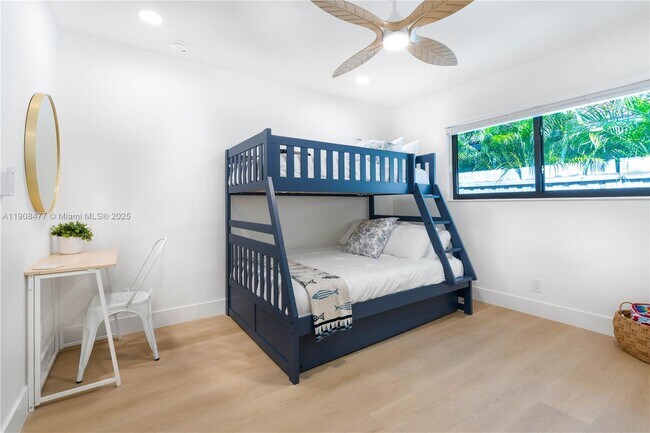 Building Photo - 309 S Riverside Dr