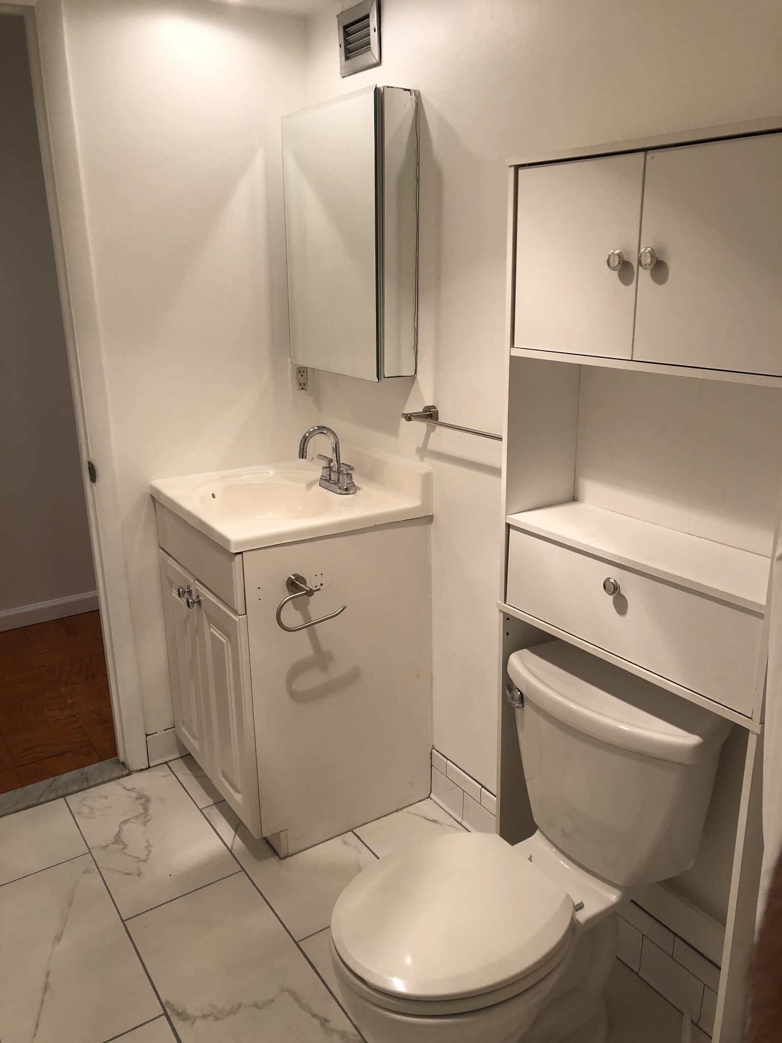 Bathroom studio #116 - 1301 20th St NW