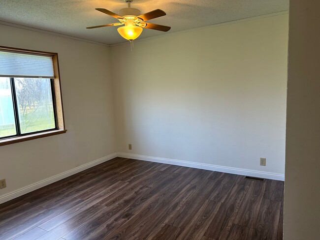 Building Photo - Peaceful Country Living on 2 Fenced Acres