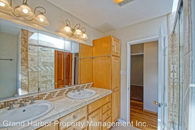 Main Bath View #2 - 2300 Oak Ave