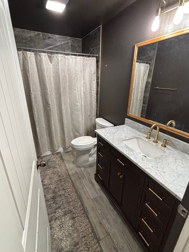 Building Photo - 420 E 98th St