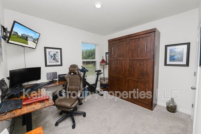 Building Photo - 833 Ambleside Dr